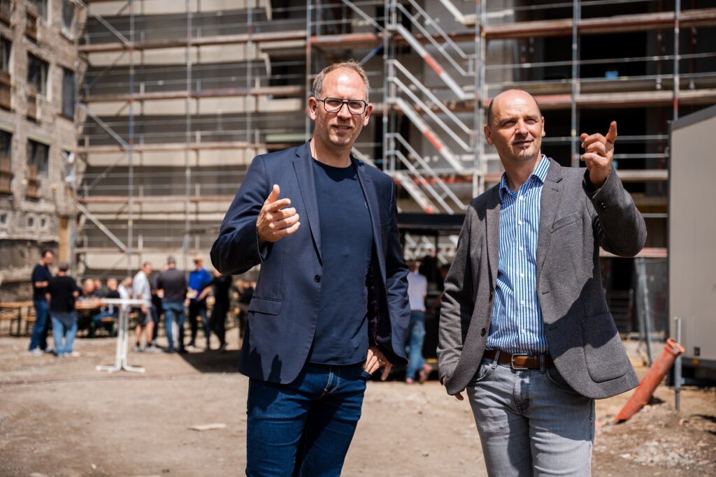 Geschäftsführer Wohnungsgenossenschaft auf Baustelle