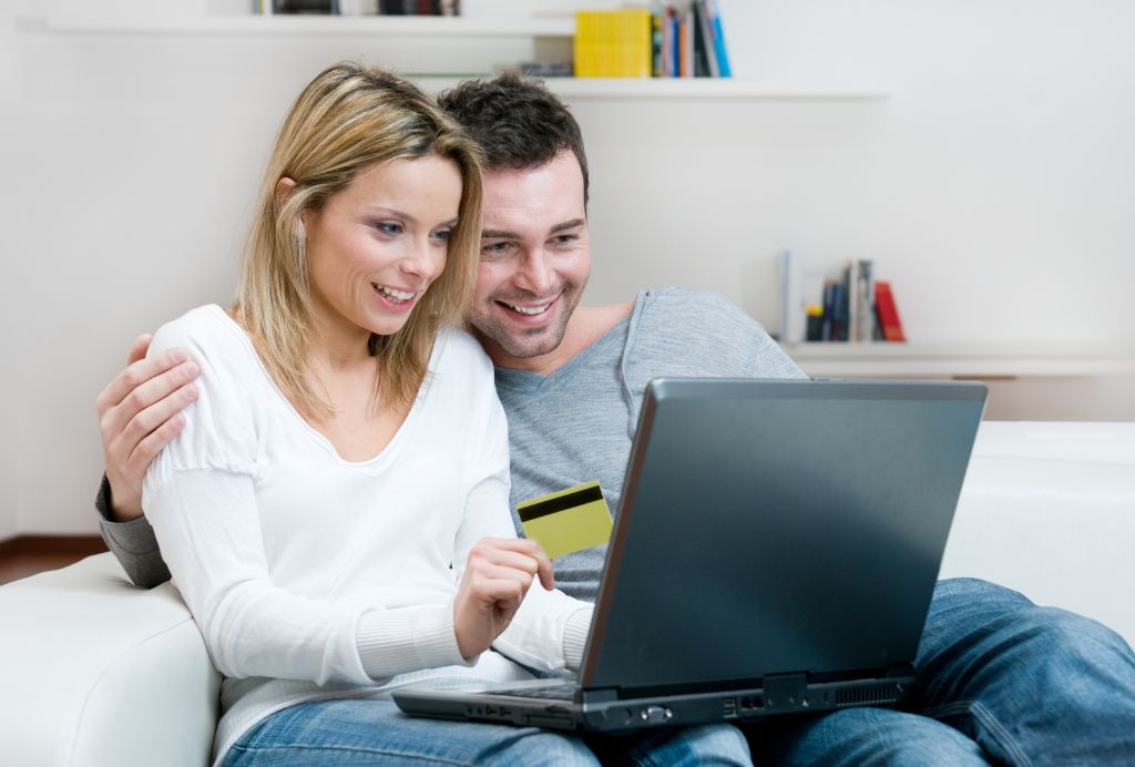 Pärchen schauen auf Laptop