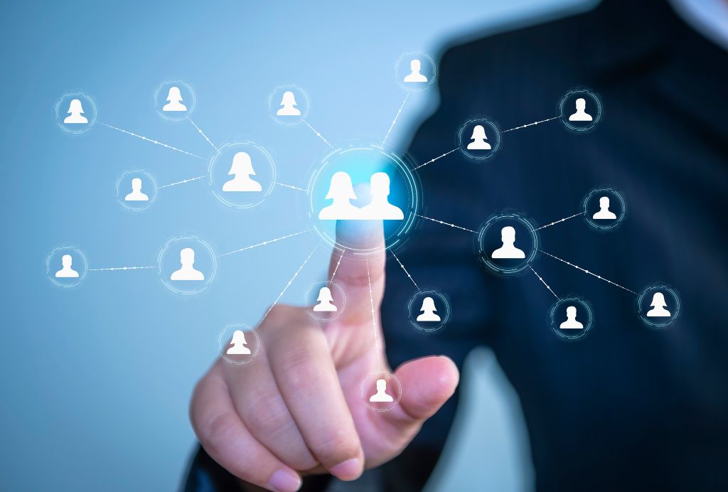 Standortvernetzung Finger tippt auf Icons Personen