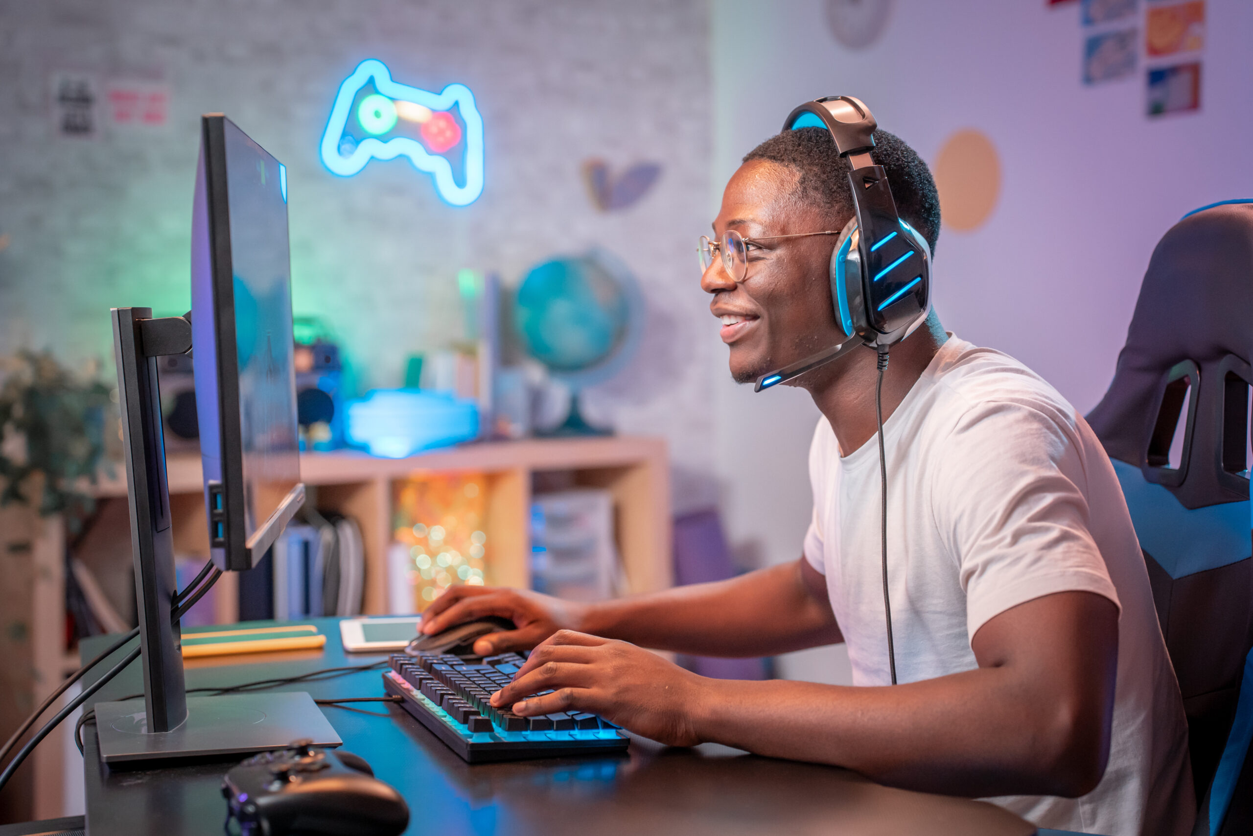 Man vor PC der Spiel streamt