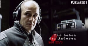 Detailliertes Bild eines Mannes mit Kopfhörern in einem Tonstudio.